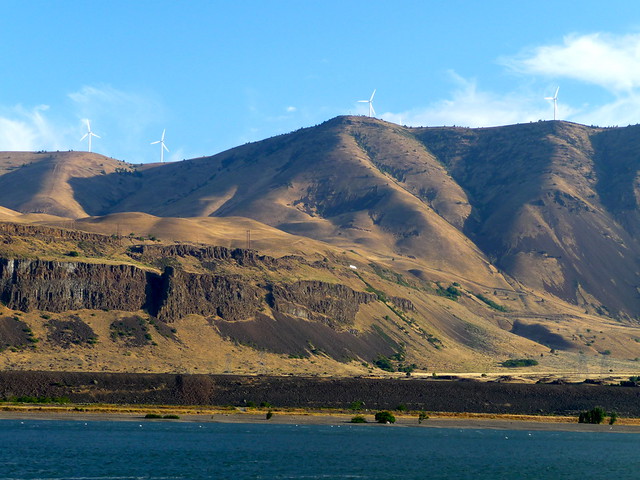 Boondocking along shores of Columbia River